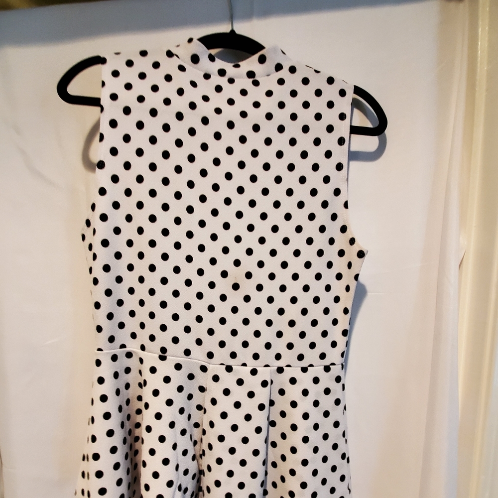 Sleeveless, ladies polka-dot top